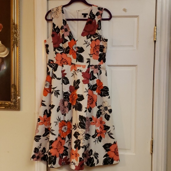 Ann Taylor Dresses & Skirts - Ann Taylor V-Neck Women's Floral Dress Size 8